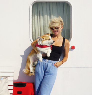 Chien et humain sur un ferry en direction de l'île de Guernesey