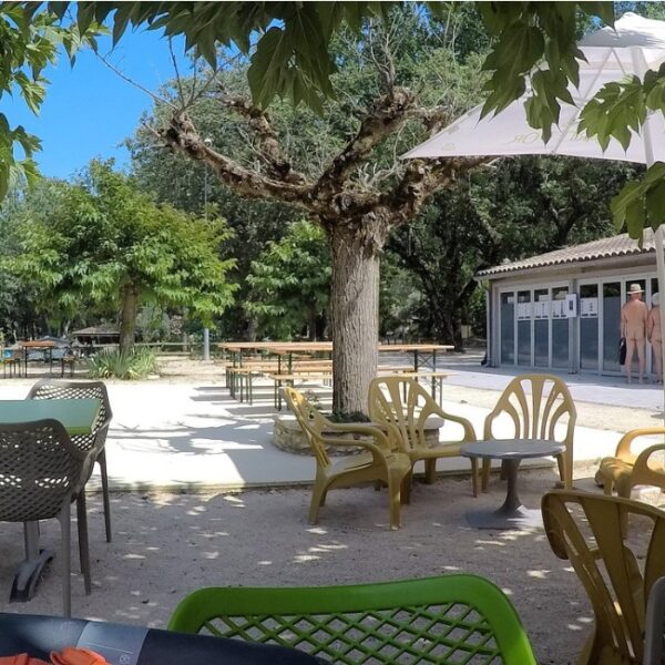 Camping naturiste La Genèse 3*- Gard (30) - Languedoc-Roussillon - Chiens acceptés - EmmèneTonChien.com