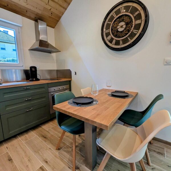 Cuisine ouverte et coin repas - Le Cottage en Haute-Saône à Lavoncourt
