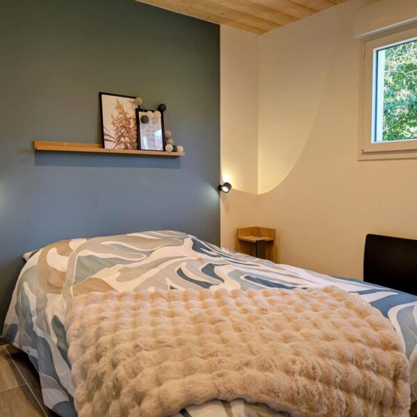 Une chambre avec un lit coloré - Le Cottage en Haute-Saône à Lavoncourt