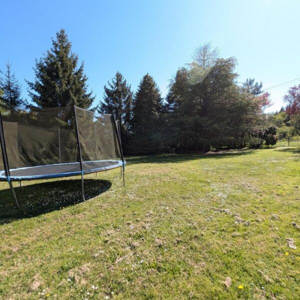 Grand jardin avec trampoline - Le Cottage en Haute-Saône à Lavoncourt