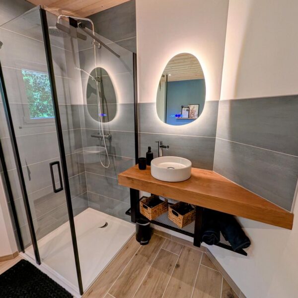 Salle de bain moderne - Le Cottage en Haute-Saône à Lavoncourt