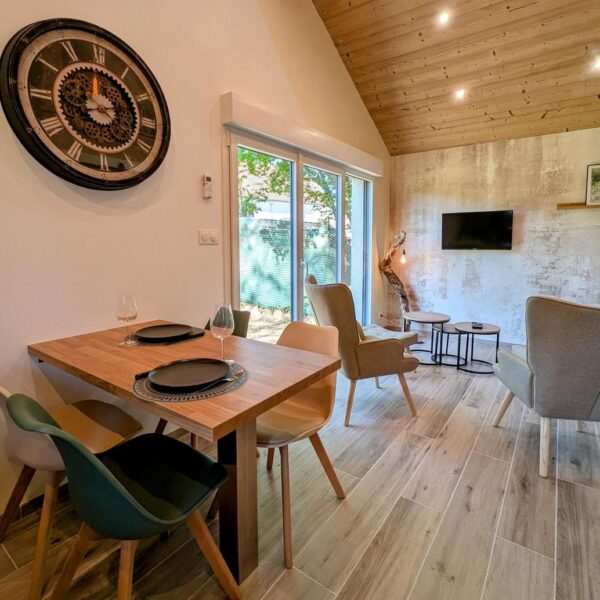 Espace repas dans le salon - Le Cottage en Haute-Saône à Lavoncourt