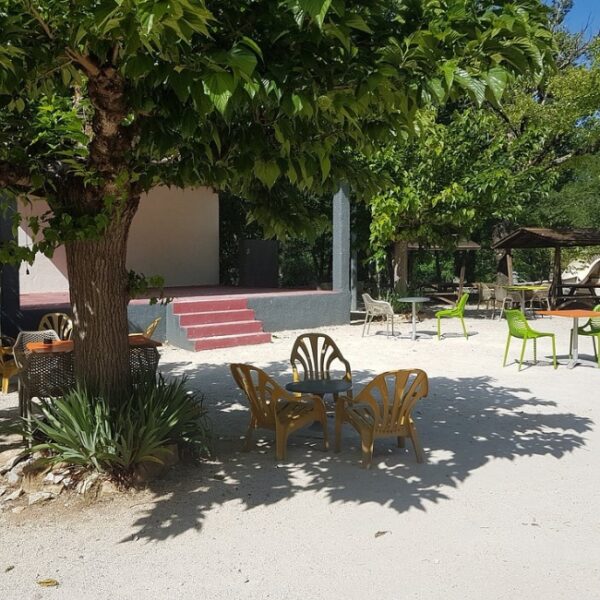Camping naturiste La Genèse 3*- Gard (30) - Languedoc-Roussillon - Chiens acceptés - EmmèneTonChien.com