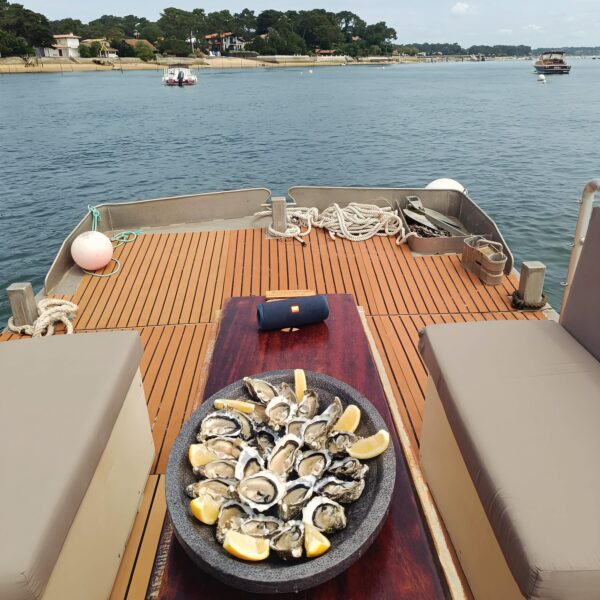 Pause gourmande lors d'une sortie avec Arca Ferret Balades en bateau entre le Bassin Arcachon et Cap Ferret en Gironde