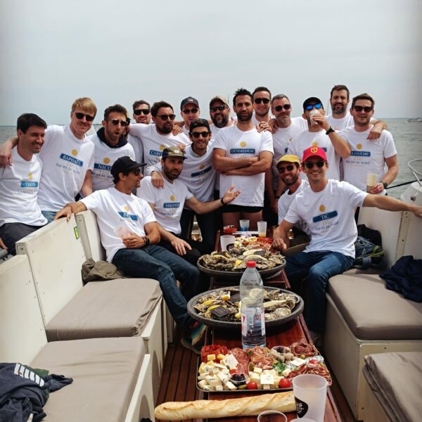 Groupe d'amis chez Arca Ferret Balades en bateau entre le Bassin Arcachon et Cap Ferret en Gironde