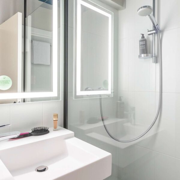 Une salle de bain moderne à l'Hôtel Ibis Styles Bordeaux Mériadeck en Gironde (France, Aquitaine)