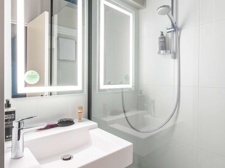 Une salle de bain moderne à l'Hôtel Ibis Styles Bordeaux Mériadeck en Gironde (France, Aquitaine)