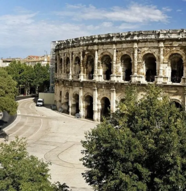 Les Arènes de Nîmes, où les chiens sont acceptés, dans le Gard, en Occitanie