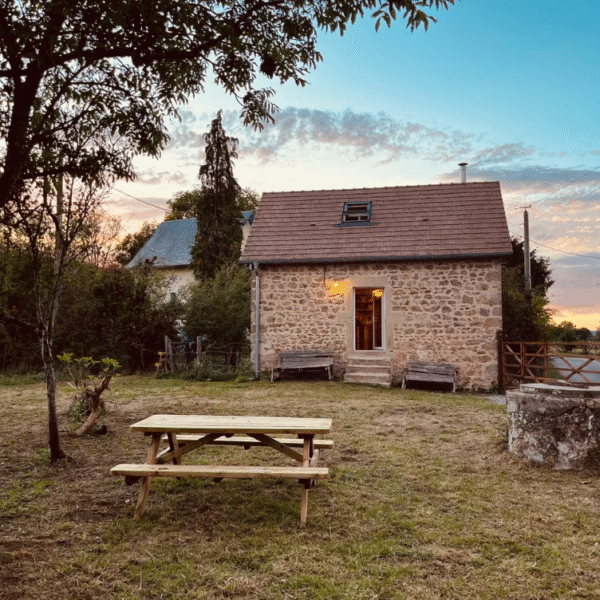Vista externa da Gîte La Petite Maison est dans le Pré en Bourgogne Sud, ao pé do Parque Morvan