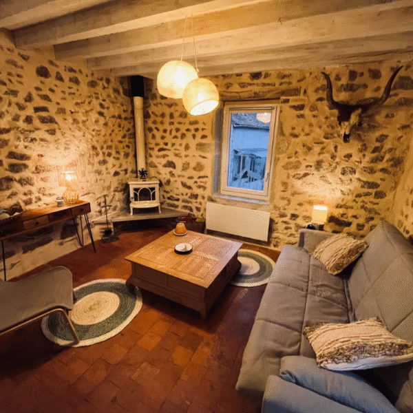 A sala de estar com lareira a lenha no Gîte La Petite Maison fica em um prado no sul da Borgonha, aos pés do Parque Natural Regional de Morvan.