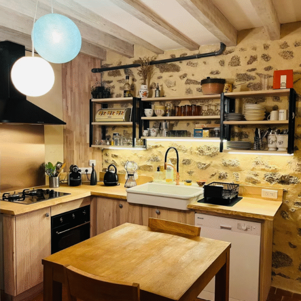 A cozinha totalmente equipada do Gîte La Petite Maison fica em um prado no sul da Borgonha, aos pés do Parque Natural Regional de Morvan.
