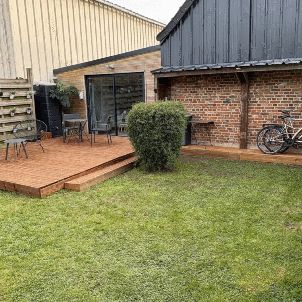 Terrasse et jardin clos de La Chambre à la Noye dans la Somme près d'Amiens dans les Hauts de France