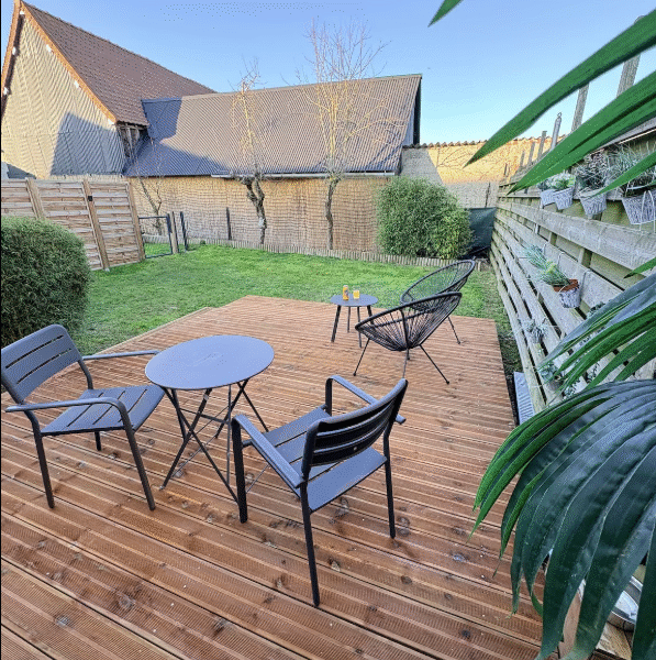 Terrasse et jardin clos de La Chambre à la Noye dans la Somme près d'Amiens dans les Hauts de France