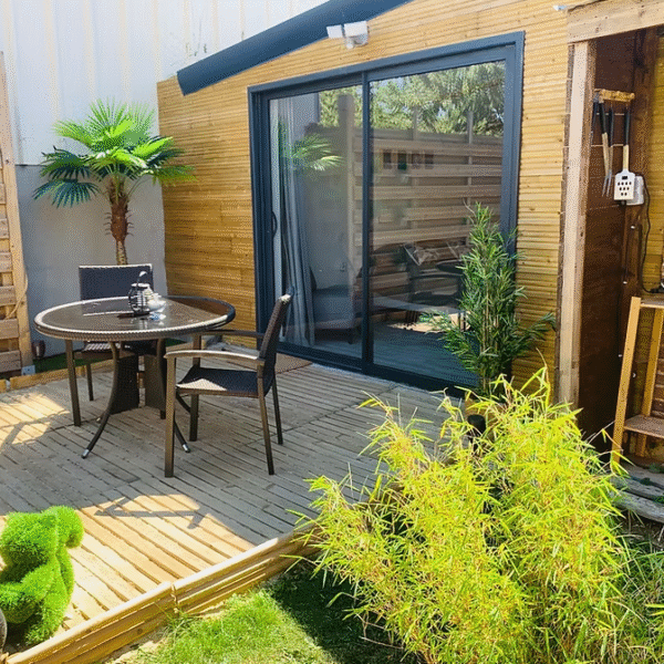 Terrasse et jardin clos de La Chambre à la Noye dans la Somme près d'Amiens dans les Hauts de France