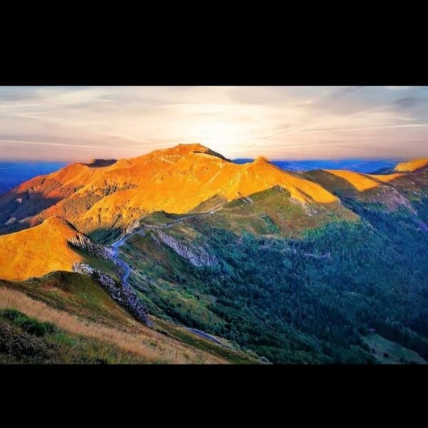 Paysage de montagne près de La cabane de Maël dans le Cantal à Saint-Mamet-la-Salvetat en Auvergne