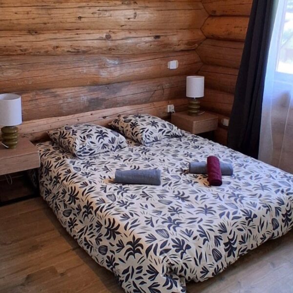 Chambre double à La cabane de Maël dans le Cantal à Saint-Mamet-la-Salvetat en Auvergne