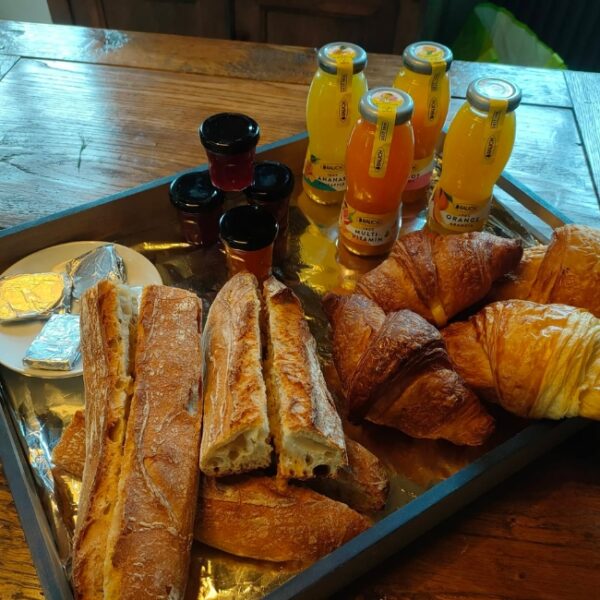 Petit déjeuner de La cabane de Maël dans le Cantal à Saint-Mamet-la-Salvetat en Auvergne