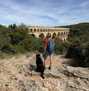 Musher et Sophie au Pont du Gard où les chiens sont acceptés, à Vers-Pont-du-Gard, dans le Gard, en Occitanie