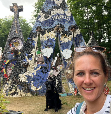 Musher et Sophie à la Cathédrale de Linard où les chiens sont acceptés, à Neuvy-Deux-Clochers, dans le Cher, dans le Centre-Val de Loire