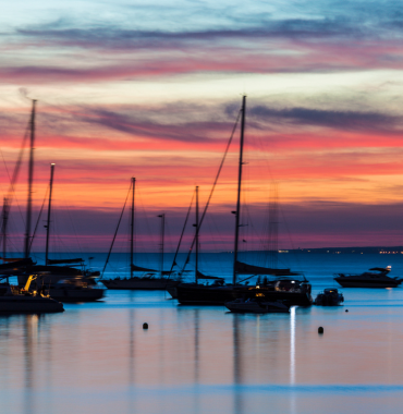 Port de Frioul où les chiens sont acceptés, sur les Îles du Frioul, à Marseille, dans les Bouches-du-Rhônes, en Provence-Alpes-Côte d'Azur