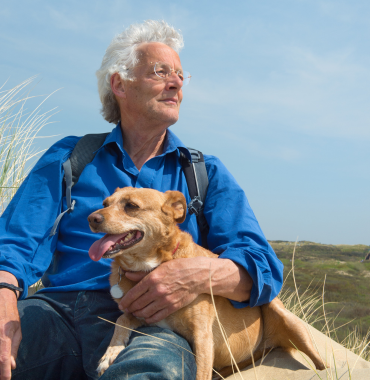 Chien et humain sur l'Île d'Ouessant où les chiens sont les bienvenus, dans le Finistère, en Bretagne