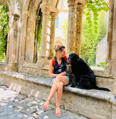Musher et Sophie à l'Abbaye de Valmagne où les chiens sont acceptés, à Villeveyrac, dans l'Hérault, en Occitanie
