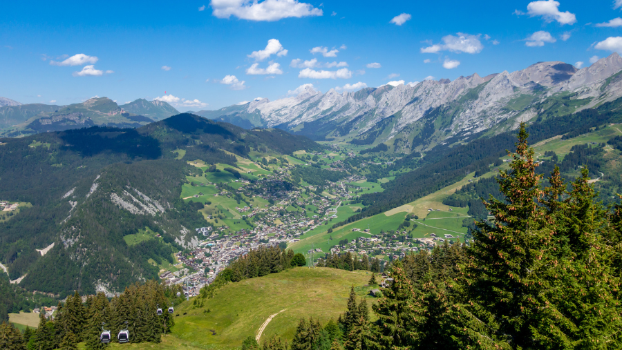 Station La Clusaz en Haute-Savoie où les chiens sont acceptés, en Auvergne-Rhône-Alpes