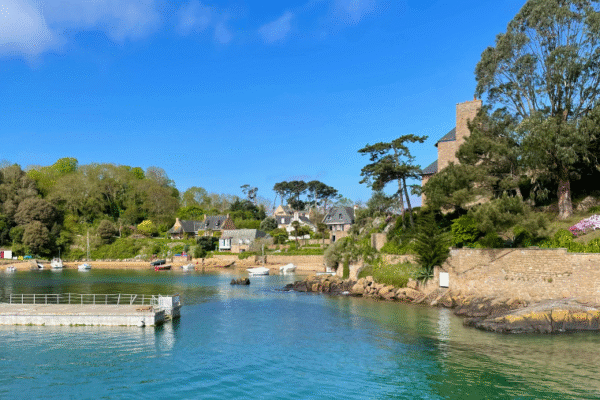 Parcourir l’Île de Bréhat avec son chien