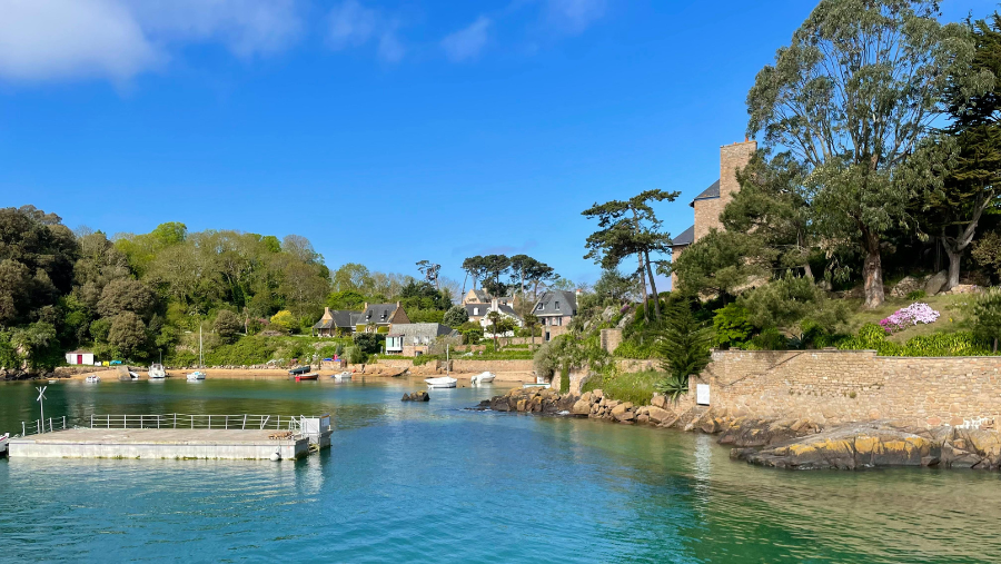 Parcourir l’Île de Bréhat avec son chien