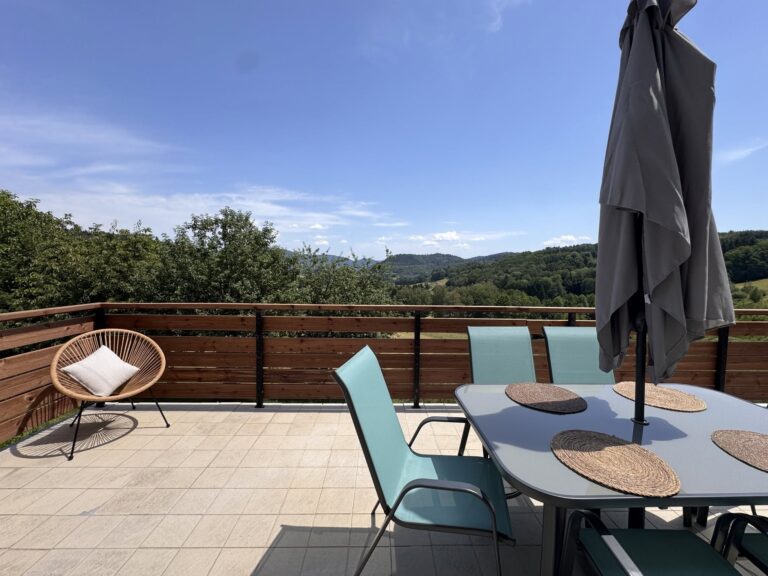 Terrasse vue sur les montagnes au Gîte La Tinou dans les Vosges à Saint-Nabord