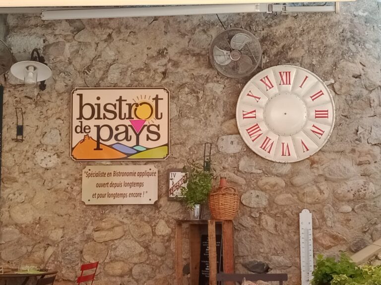 Restaurant Le Bec Figue où les chiens sont acceptés, à Labeaume, en Ardèche, en Auvergne-Rhône-Alpes