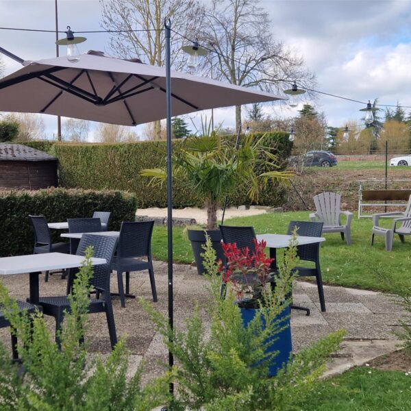 Terrasse extérieure avec parc clos - Hôtel Campanile à Saint-Quentin, dans l’Aisne