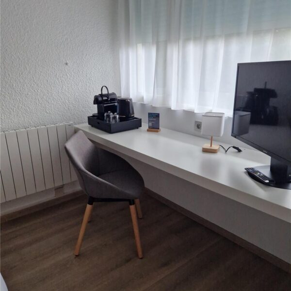 Espace bureau d'une chambre - Hôtel Campanile à Saint-Quentin, dans l’Aisne