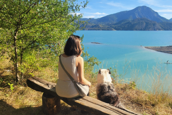 Explorer le Lac de Serre-Ponçon avec son chien