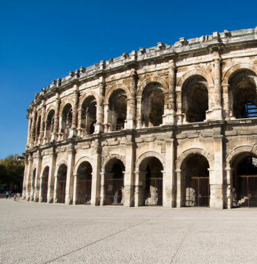Arènes de Nîmes chiens acceptés site historique à visiter en Languedoc