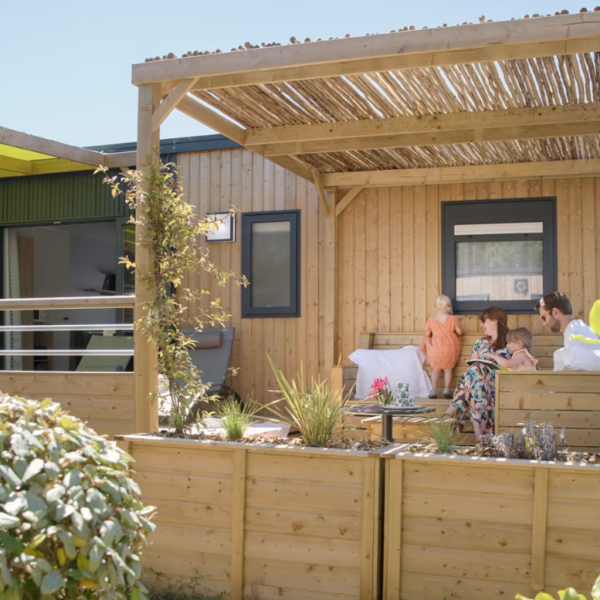 Chalet au Camping Eden Villages L'Océan & Spa sur l'Ile de Ré en Charente Maritime sur la Côte Atlantique