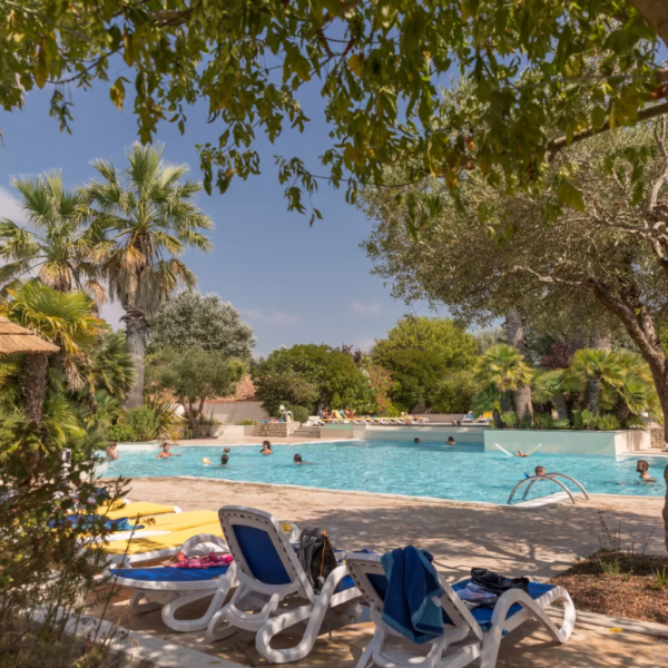 Piscine du Camping Eden Villages L'Océan & Spa sur l'Ile de Ré en Charente Maritime sur la Côte Atlantique