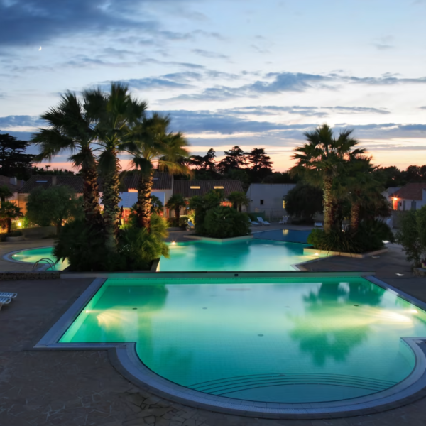Piscine du Camping Eden Villages L'Océan & Spa sur l'Ile de Ré en Charente Maritime sur la Côte Atlantique