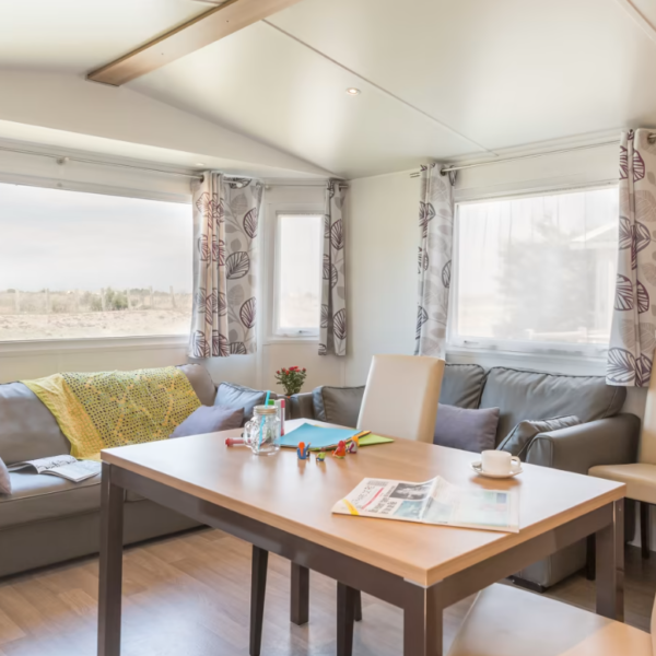 Salon vue océan au Camping Eden Villages L'Océan & Spa sur l'Ile de Ré en Charente Maritime sur la Côte Atlantique
