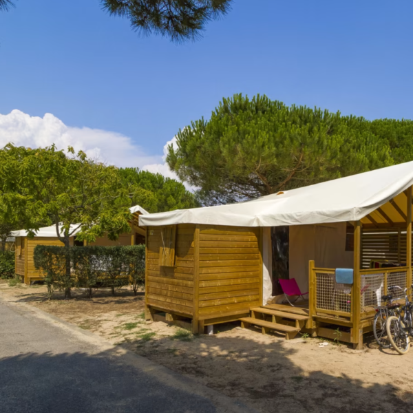 Tentes glamping au Camping Eden Villages L'Océan & Spa sur l'Ile de Ré en Charente Maritime sur la Côte Atlantique