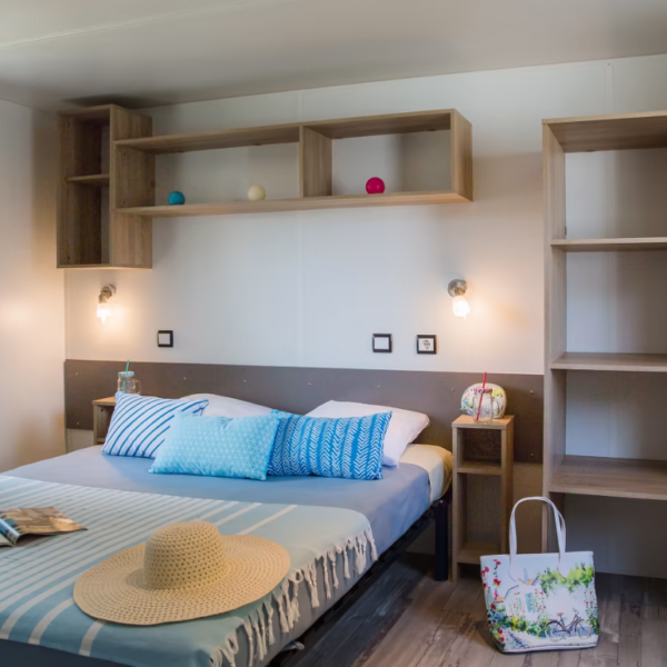 Chambre parentale du Camping Eden Villages L'Océan & Spa sur l'Ile de Ré en Charente Maritime sur la Côte Atlantique