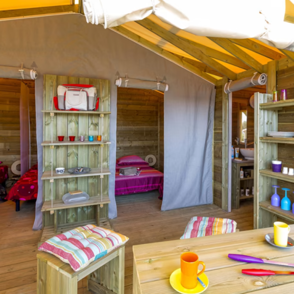 Tente lodge du Camping Eden Villages L'Océan & Spa sur l'Ile de Ré en Charente Maritime sur la Côte Atlantique