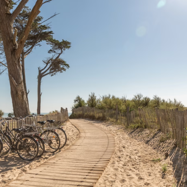 accès vers la plage au Camping Eden Villages L'Océan & Spa sur l'Ile de Ré en Charente Maritime sur la Côte Atlantique