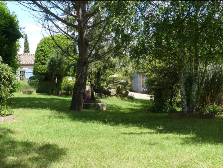 Jardin clos et arboré du Cottage Bleu à Lairoux en Sud Vendée proche de la Côte Atlantique