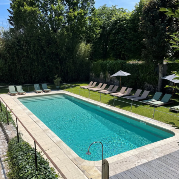 Piscine de l'hôtel - Hostellerie de l'Ecu de Bretagne, à Beaugency, dans la Vallée de la Loire