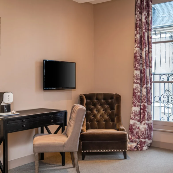 Espace bureau d'une des chambres - Hostellerie de l'Ecu de Bretagne, à Beaugency, dans la Vallée de la Loire