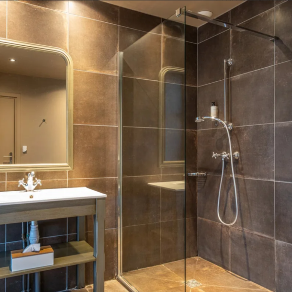 Salle d'eau d'une des chambres d'hôtels - Hostellerie de l'Ecu de Bretagne, à Beaugency, dans la Vallée de la Loire