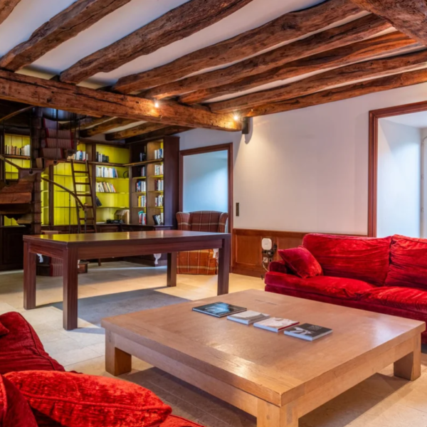 Espace lounge accessible aux chiens - Hostellerie de l'Ecu de Bretagne, à Beaugency, dans la Vallée de la Loire