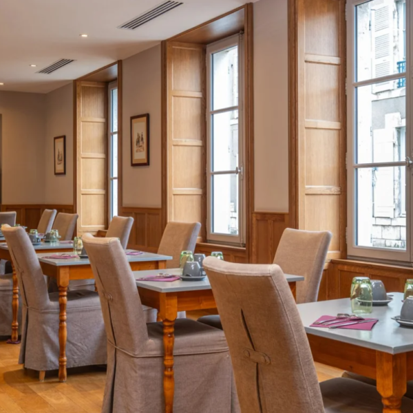 Salle de petit-déjeuner où les chiens sont acceptés - Hostellerie de l'Ecu de Bretagne, à Beaugency, dans la Vallée de la Loire